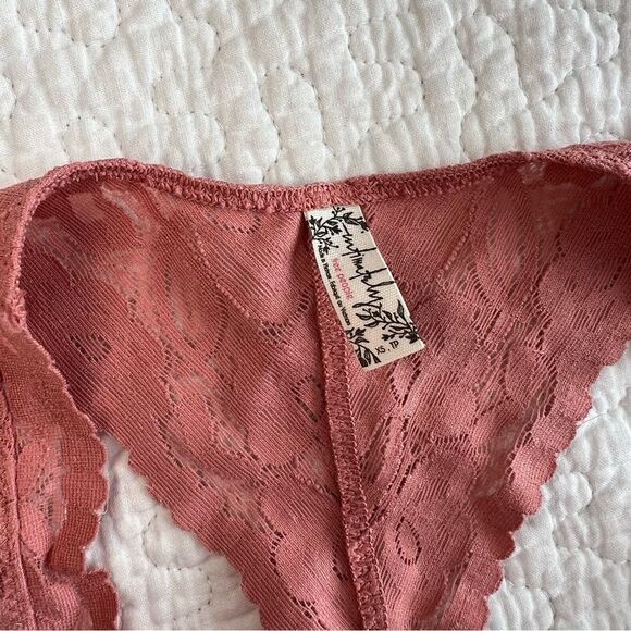 ✨ Intimately Free People Women’s Dark Pink Lace Bralette XS - Picture 3 of 6